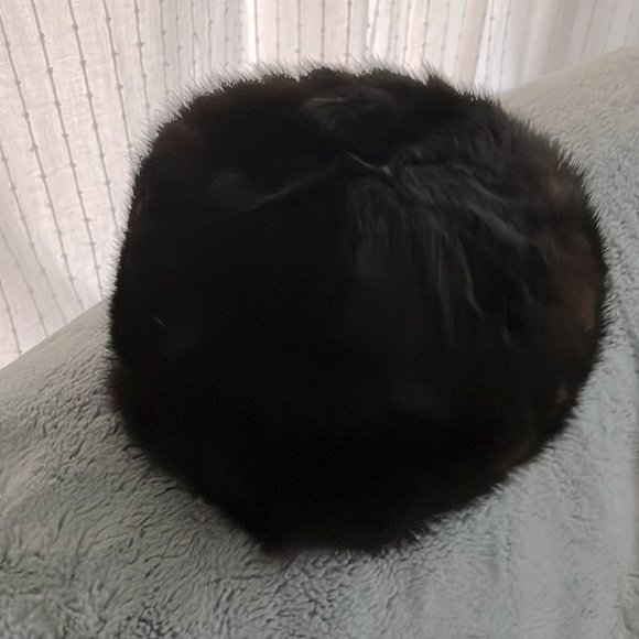 Accessories - Vintage mink pillbox hat.